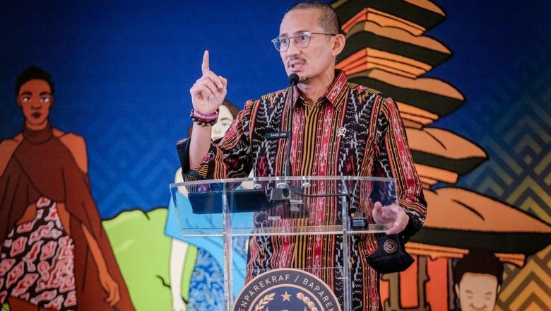 Rakornas Kemenparekraf Menteri Pariwisata Ekonomi Kreatif Sandiaga Uno membuka rakornas Kemenparekraf di Grand Sahid, Jakarta. Acara ini juga dihadiri oleh Wamenparekraf Angela Tanoesoedibjo, dan Gubernur NTB Zulkieflimansyah