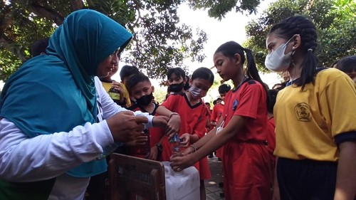 Ratusan siswa SD di Badung antusias kumpulkan minyak goreng bekas.