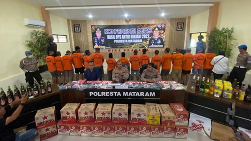 Polisi amankan ribuan botol miras sebelum Nataru di Mataram, Kamis (15/12/2022).