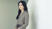 Dikutip dari Daily Vanity, Song Hye Kyo menghindari mengonsumsi makanan tinggi kalori dan minuman manis. Selama diet, ia mengganti nasi dengan tahu yang kaya akan serat dan rendah kalori. Mengonsumsi tahu mudah membuat kenyang. (Instagram @kyo1122)
