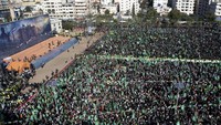 Ribuan warga Paletina berkumpul memperingati 35 tahun berdirinya Hamas di Gaza, Palestina, Rabu (14/12/2022).  