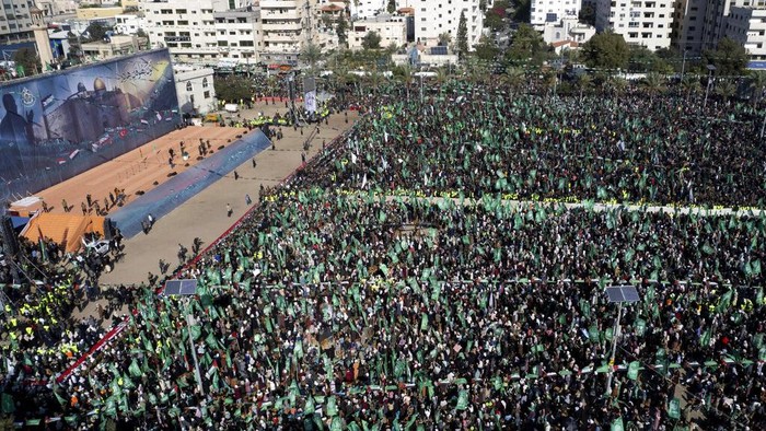 Ribuan Warga Palestina Peringati Hari Jadi Hamas ke-35 Hamas supporters gather during a rally marking the 35th anniversary of the movement's founding in Gaza City, Wednesday, Dec. 14, 2022. (AP Photo/Hatem Moussa)
