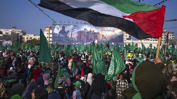 Ribuan Warga Palestina Peringati Hari Jadi Hamas ke-35 Hamas supporters gather during a rally marking the 35th anniversary of the movement's founding in Gaza City, Wednesday, Dec. 14, 2022. (AP Photo/Hatem Moussa)
