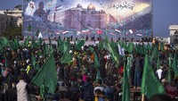 Pemimpin senior Hamas, Yahya Al-Sinwar, saat berpidato menegaskan bahwa gerakannya sangat setuju dengan siapa pun yang mengangkat senjata untuk menghadapi pendudukan Israel.   