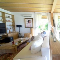 Bagian dalam penuh dengan interior bernuansa kayu. Desain yang modern membuat rumah tetap terasa kekinian. (Foto: YouTube/Maharani Kemala)