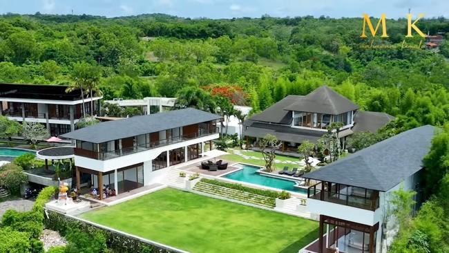 Maharani Kemala akhirnya bisa mewujudkan untuk tinggal di rumah baru impiannya. Pengusaha bisnis kecantikan asal Bali ini baru saja menggelar acara syukuran rumah tersebut di kampung halamannya. Berikut deretan foto-foto rumah tersebut.  (Foto: YouTube maharani kemala)