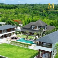 Maharani Kemala akhirnya bisa mewujudkan untuk tinggal di rumah baru impiannya. Pengusaha bisnis kecantikan asal Bali ini baru saja menggelar acara syukuran rumah tersebut di kampung halamannya. Berikut deretan foto-foto rumah tersebut.  (Foto: YouTube maharani kemala)