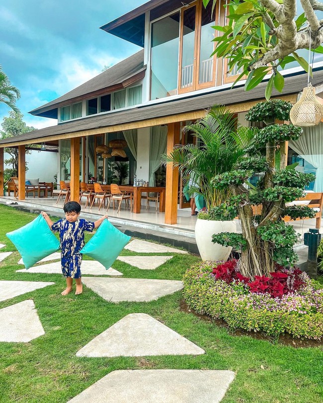 Salah satu sudut di halaman rumah Maharani dan Dewa. Selain nyaman buat nongkrong, tapi juga Instagramable. (Foto: Instagram/@maharanikemala)
