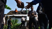 Sejumlah petugas gaungan yang terdiri prajurit TNI, Polisi, Badan Penanggulangan Bencana Daerah (BPBD), relawan dan warga melakukan kerja bakti merapikan  dan perbaiki rumah warga yang rusak akibat puting beliung di Sidomulyo, Kabupaten Madiun, Jawa Timur, Kamis (15/12/2022).