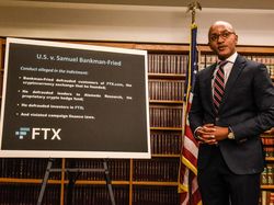 Penampakan Juragan Kripto Ternyata Penjahat Diborgol Polisi