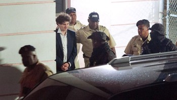 Sam Bankman-Fried, mantan bos pertukaran cryptocurrency FTX yang bangkrut dan jatuh miskin, telah ditangkap oleh otoritas Bahama. Ini saat dia digelandang oleh polisi Royal Bahamas Police Force di Nassau. Foto: Getty Images