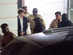 Penampakan Juragan Kripto Ternyata Penjahat Diborgol Polisi