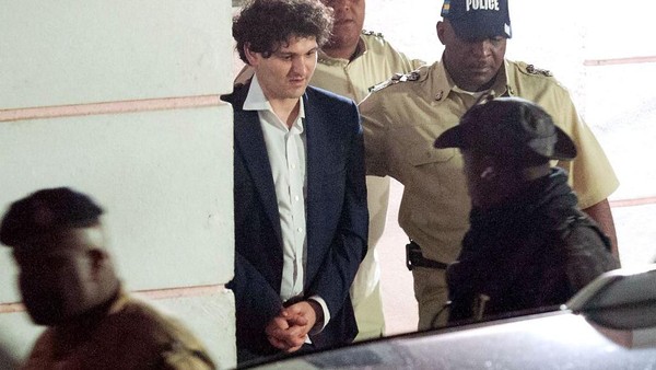 Penampakan Juragan Kripto Ternyata Penjahat Diborgol Polisi