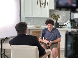 Penampakan Juragan Kripto Ternyata Penjahat Diborgol Polisi