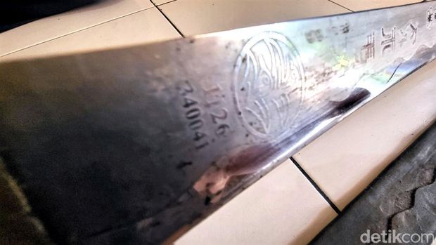 Samurai Selendang yang dimiliki warga Palabuhanratu Adang Suhendi (51)