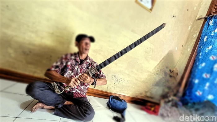 Samurai Selendang yang dimiliki warga Palabuhanratu Adang Suhendi (51)