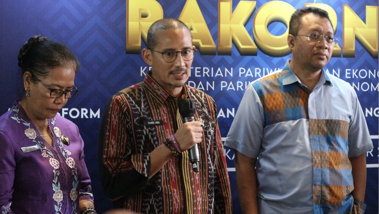 Menparekraf Sandiaga Uno dan Gubernur NTB Zulkieflimansyah di Rakornas Kemenparekraf, Hotel Grand Sahid Jaya, Jakarta, Kamis (15/12/2022).