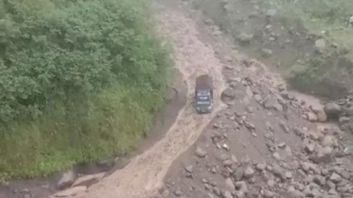 Satu unit truk pengangkut pasir terjebak lahar hujan di Kali Gendol, Sleman, Kamis (15/12/2022).