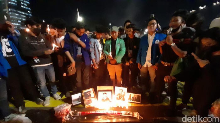 Sejumlah mahasiswa demonstrasi menuntut pencabutan KUHP baru. Tak hanya demonstrasi, mahasiswa juga melakukan aksi bakar ban, menyalakan lilin dan tabur bunga. (Ilham Oktafian/detikcom)