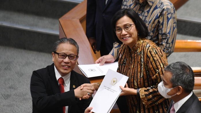 Menteri Keuangan Sri Mulyani Indrawati (kanan) menerima berkas hasil rapat dan pandangan mini fraksi dari Ketua Panja pembahasan Rancangan Undang-Undang (RUU) tentang Pengembangan dan Penguatan Sektor Keuangan (PPSK) Dolfie OFP (kiri) saat rapat paripurna di Kompleks Parlemen, Senayan, Jakarta, Kamis (15/12/2022). Dalam rapat paripurna tersebut RUU PPKS disahkan menjadi Undang-Undang. ANTARA FOTO/Hafidz Mubarak A/foc.