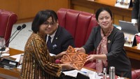 Menteri Keuangan Sri Mulyani Indrawati (kiri) menyerahkan berkas pendapat akhir presiden terkait pembahasan Rancangan Undang-Undang (RUU) tentang Pengembangan dan Penguatan Sektor Keuangan (PPSK) kepada Ketua DPR Puan Maharani saat rapat paripurna di Kompleks Parlemen, Senayan, Jakarta, Kamis (15/12/2022).