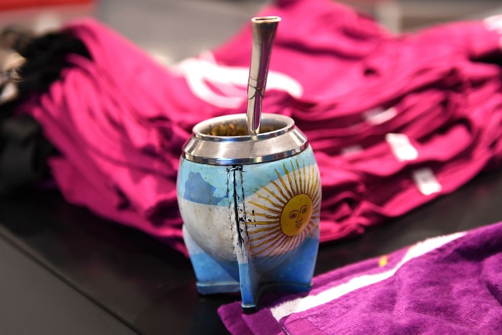 Seragam yerba mate terlihat di ruang ganti Argentina sebelum pertandingan babak 16 besar Piala Dunia Qatar 2022 antara Argentina dan Australia di Stadion Ahmad Bin Ali pada 03 Desember 2022 di Doha, Qatar. (David Ramos - FIFA/FIFA via Getty Images)