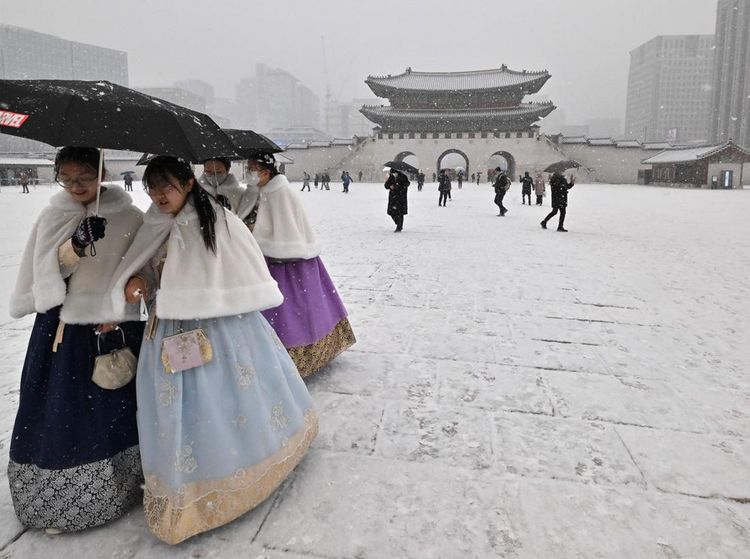 Serunya Jelajah Istana Gyeongbokgung Pakai Hanbok Saat Turun Salju