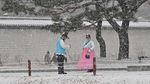 Serunya Jelajah Istana Gyeongbokgung Pakai Hanbok Saat Turun Salju