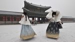 Serunya Jelajah Istana Gyeongbokgung Pakai Hanbok Saat Turun Salju