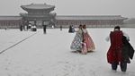 Serunya Jelajah Istana Gyeongbokgung Pakai Hanbok Saat Turun Salju