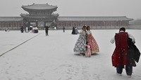 Dengan memakai hanbok, pengunjung akan merasa seperti ratu Dinasti Joseon.