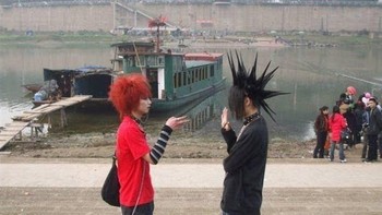 Anggota Shamate biasanya bekerja sebagai buruh pabrik. Mereka mencari kesenangan di luar kesibukan menjadi buruh dengan bermain style rambut. Foto: via Buzz Feed