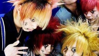 Meski dibenci, Shamate merupakan salah satu contoh subkultur yang loyal. Walaupun ada beberapa yang tidak kuat dan berhenti menjadi Shamate, mereka yang tinggal tetap berusaha melestarikan budaya mereka. Foto: via Buzz Feed