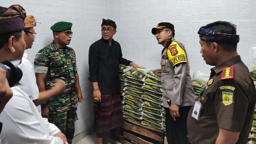 Komandan Kodim (Dandim) 1611/ Badung Kolonel Inf Dody Triyo Hadi, S.Sos., M.Si bersama Forkopimda Kota Denpasar saat menggelar Sidak di Pasar Badung