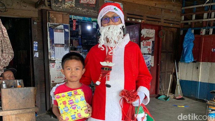 Sinterklas di Tana Toraja bagi-bagi kado ke anak-anak.