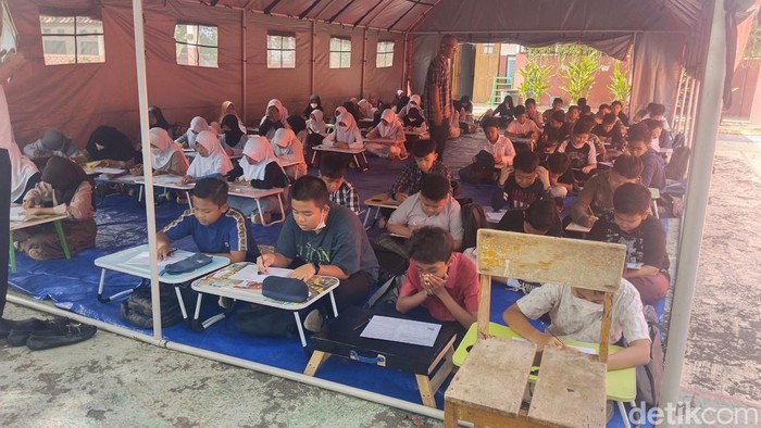 Siswa SDN Ibu JENAB 1 Cianjur mulai menggelar kegiatan belajar di tenda darurat