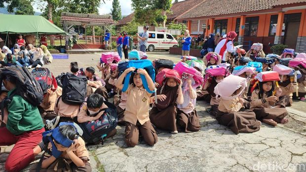 Siswa SDN Merdeka Lembang saat mengikuti simulasi gempa.