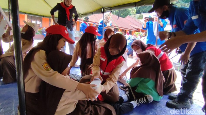 Siswa SDN Merdeka Lembang saat mengikuti simulasi gempa.