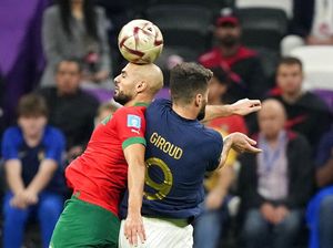 Sofyan Amrabat Jengkel, Ditempel Terus sama Olivier Giroud!
