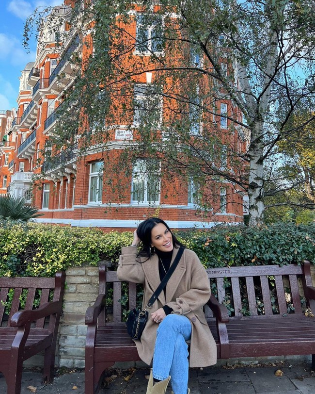 Penampilan Sophia kala berada di London pun tak luput dari perhatian. Ibu dua orang anak itu selalu bisa tampil stylish dan menawan. Penampilan Sophia pun selalu dibanjirii pujian para netizen. Foto: Instagram/@sophia_latjuba88