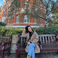 Penampilan Sophia kala berada di London pun tak luput dari perhatian. Ibu dua orang anak itu selalu bisa tampil stylish dan menawan. Penampilan Sophia pun selalu dibanjirii pujian para netizen. Foto: Instagram/@sophia_latjuba88