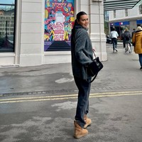 Walaupun kedinginan dan memakai pakaian-pakaian tebal namun Sophia tetap terlihat cantik. Mba Sophia pake apa aja tetep cantik!! Stay warm Mba Sop!! komentar salah seorang netizen. Foto: Instagram/@sophia_latjuba88