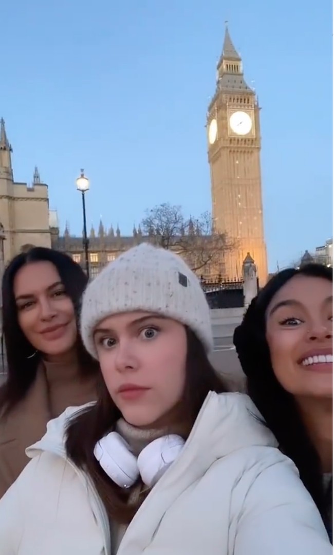 Tak sendirian, Sophia pergi ke London dengan mengajak serta kedua putrinya, Eva Celia dan Manuella Aziza. Raut wajah bahagia pun tampak jelas di ketiganya. Foto: Instagram/@sophia_latjuba88