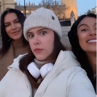 Tak sendirian, Sophia pergi ke London dengan mengajak serta kedua putrinya, Eva Celia dan Manuella Aziza. Raut wajah bahagia pun tampak jelas di ketiganya. Foto: Instagram/@sophia_latjuba88