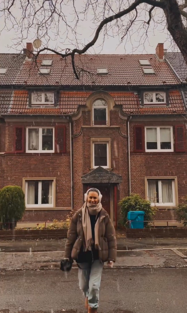 Selama di London Sophia Latjuba juga menikmati turunnya salju. Saking dinginnya Sophia sampai mengenakan jaket dan syal tebal serta penutup telinga. Foto: Instagram/@sophia_latjuba88