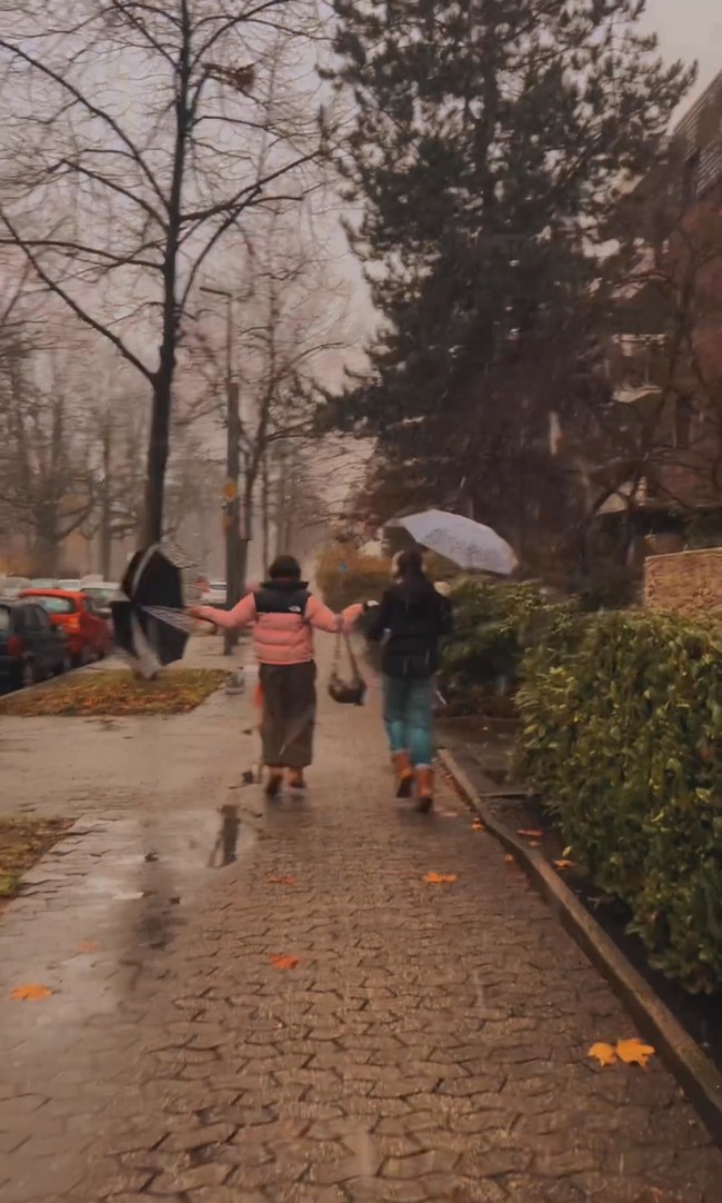 Kedua anak Sophia, Eva dan Manuella juga tampak begitu menikmati liburan mereka di sana. Foto: Instagram/@sophia_latjuba88