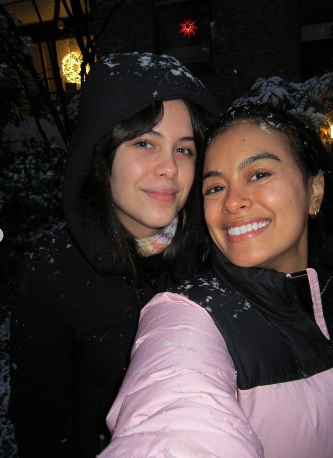 Bagi Eva Celia dan Manuella itu merupakan momen pertama kalinya mereka berdua melihat salju secara langsung. Tak heran jika keduanya tampak begitu senang. Foto: Instagram/@evacelia