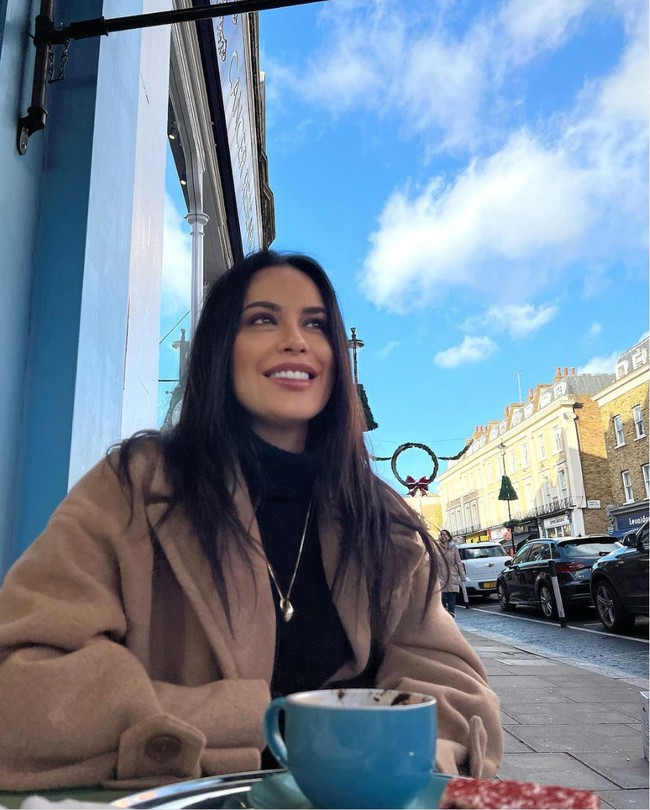 Sophia Latjuba saat ini tengah berada di London untuk menghabiskan waktu berliburnya. Momen-momen Sophia selama di London pun tampak dibagikan ke akun Instagram pribadi miliiknya. Foto: Instagram/@sophia_latjuba88