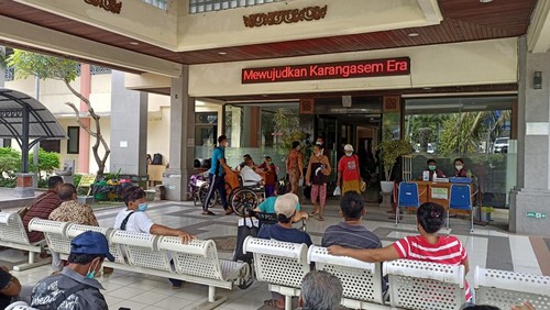 Suasana pelayanan di RSUD Kabupaten Karangasem sudah kembali normal pasca diguncang gempa M 5,2 (foto : I Wayan Selamat Juniasa)