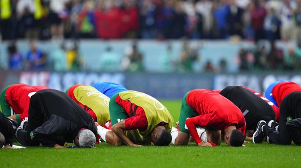 Momen Sujud Syukur Para Pemain Maroko Usai Dikalahkan Prancis